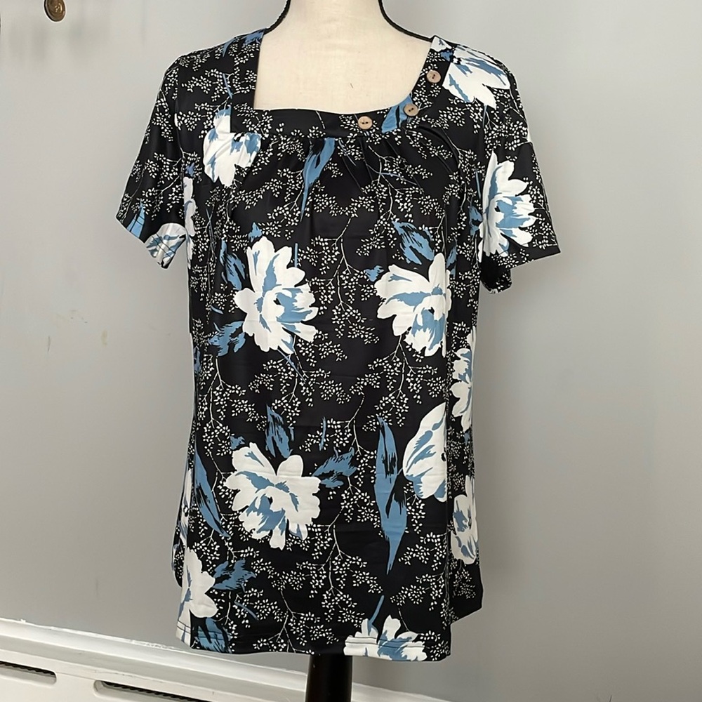 NWT beautiful soft flower pattern blouse